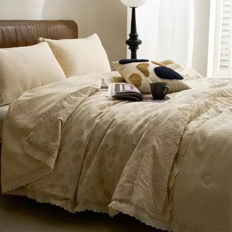 Double Quilt – Beige jacquard body + wide lace border