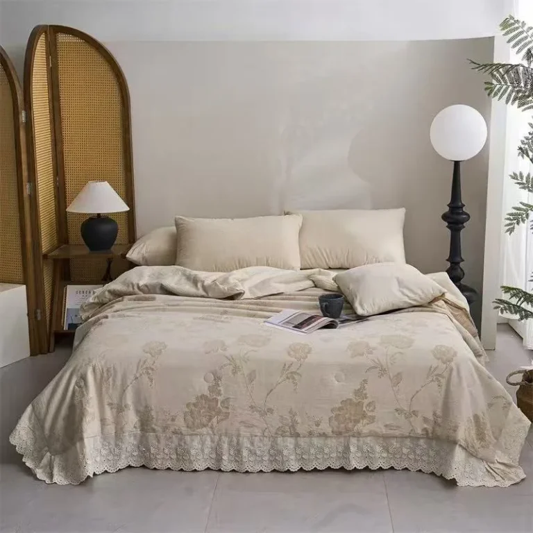 Double Quilt – Beige rose print + wide lace border
